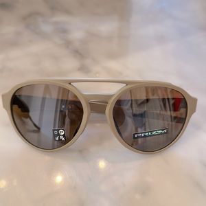 New Men’s Oakley Forager Prizm Sunglasses Taupe Brown